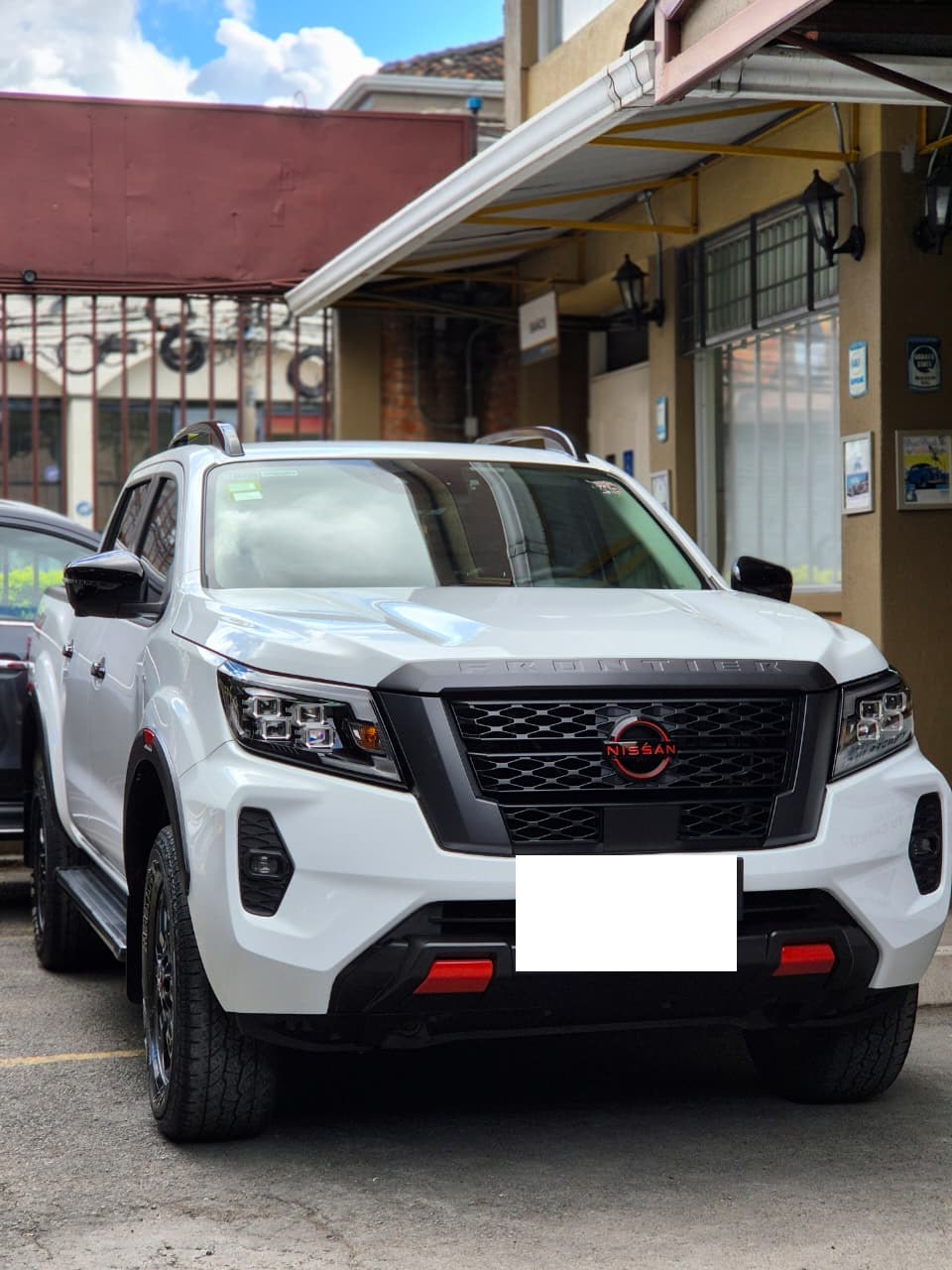 Nissan Frontier — Reparación de frente y parachoques — después de la reparación